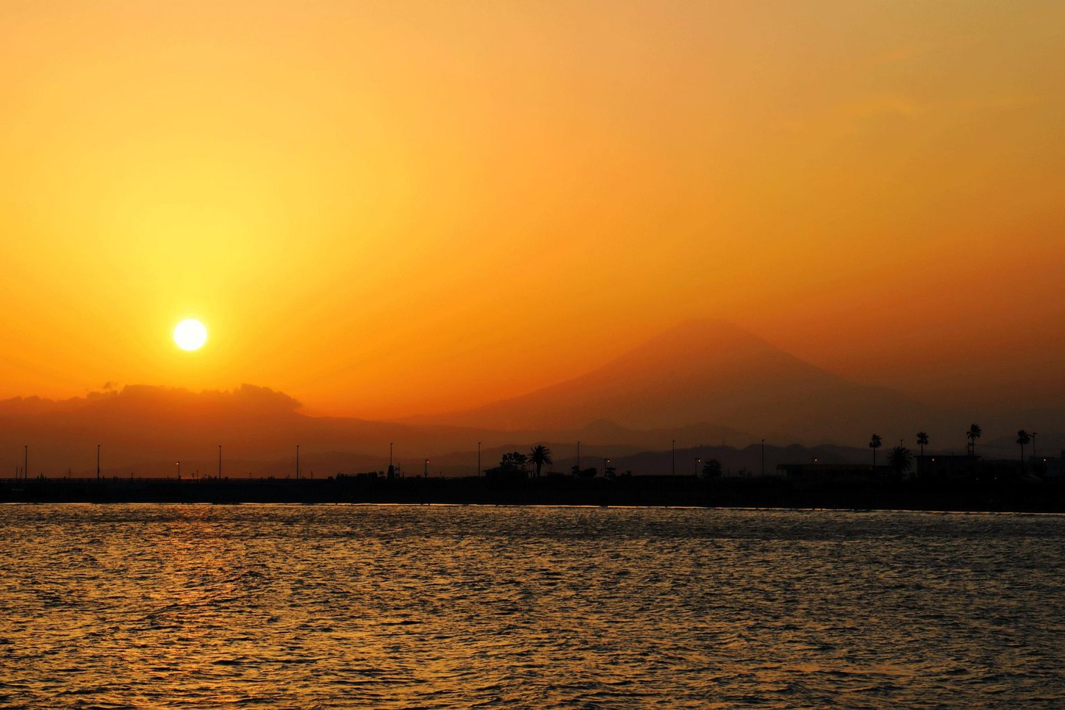 腰越海岸からの夕景と富士山